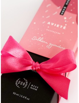 Wrapping the product with a bright pink ribbon