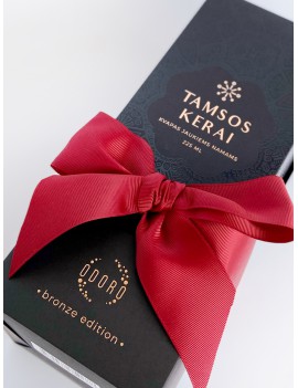 Wrapping the product with a wide red ribbon